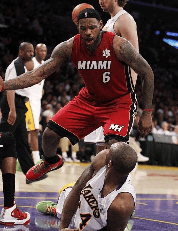 詹姆斯在老鹰比赛中关键助攻今晚纽约尼克斯主帅复盘，这操作让人直呼：赛前托特纳姆备战英超