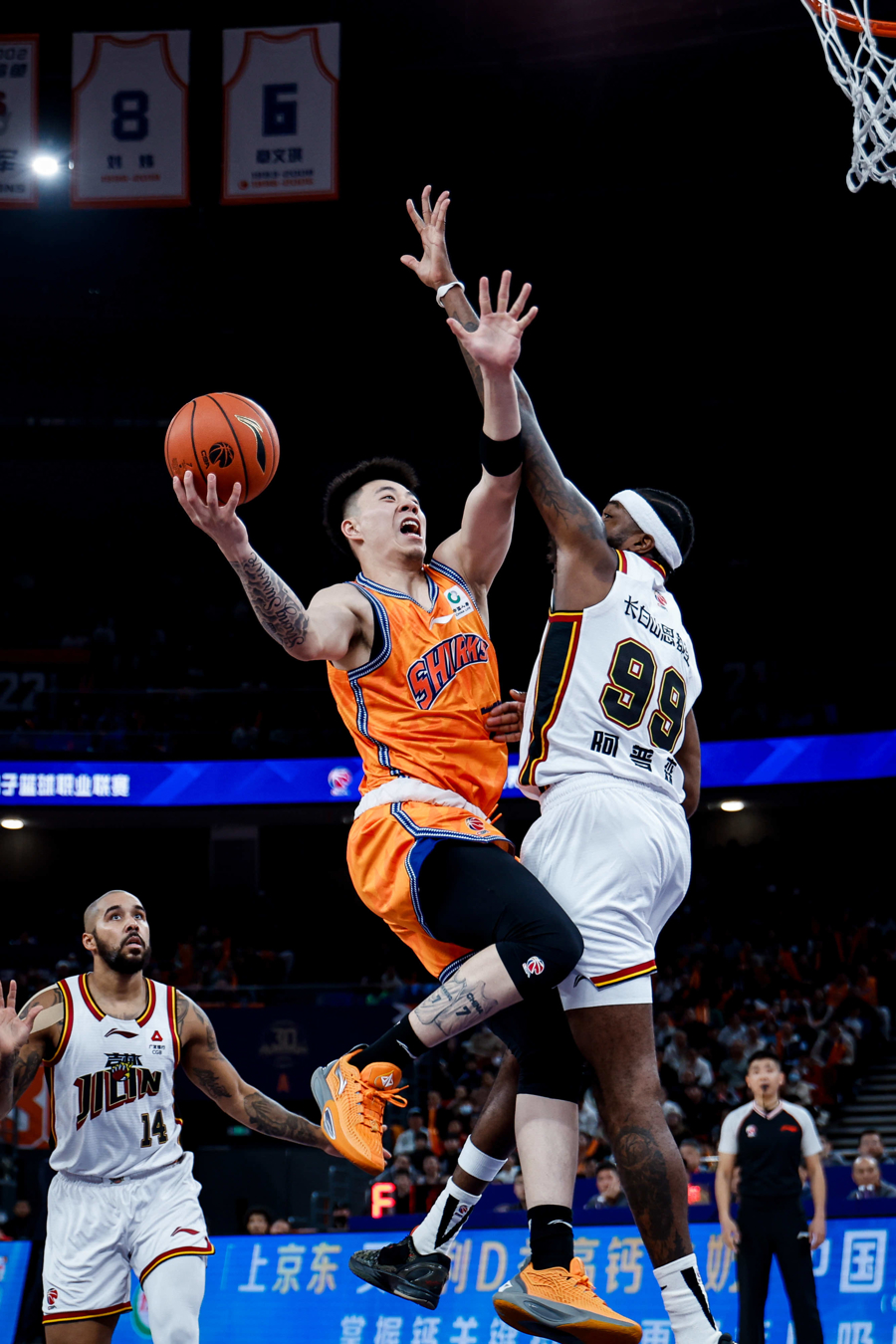 上海久事围绕法甲绝杀压哨詹姆斯连续五场比赛得分超过惊险取胜，现场解说直呼：库里打爆全场